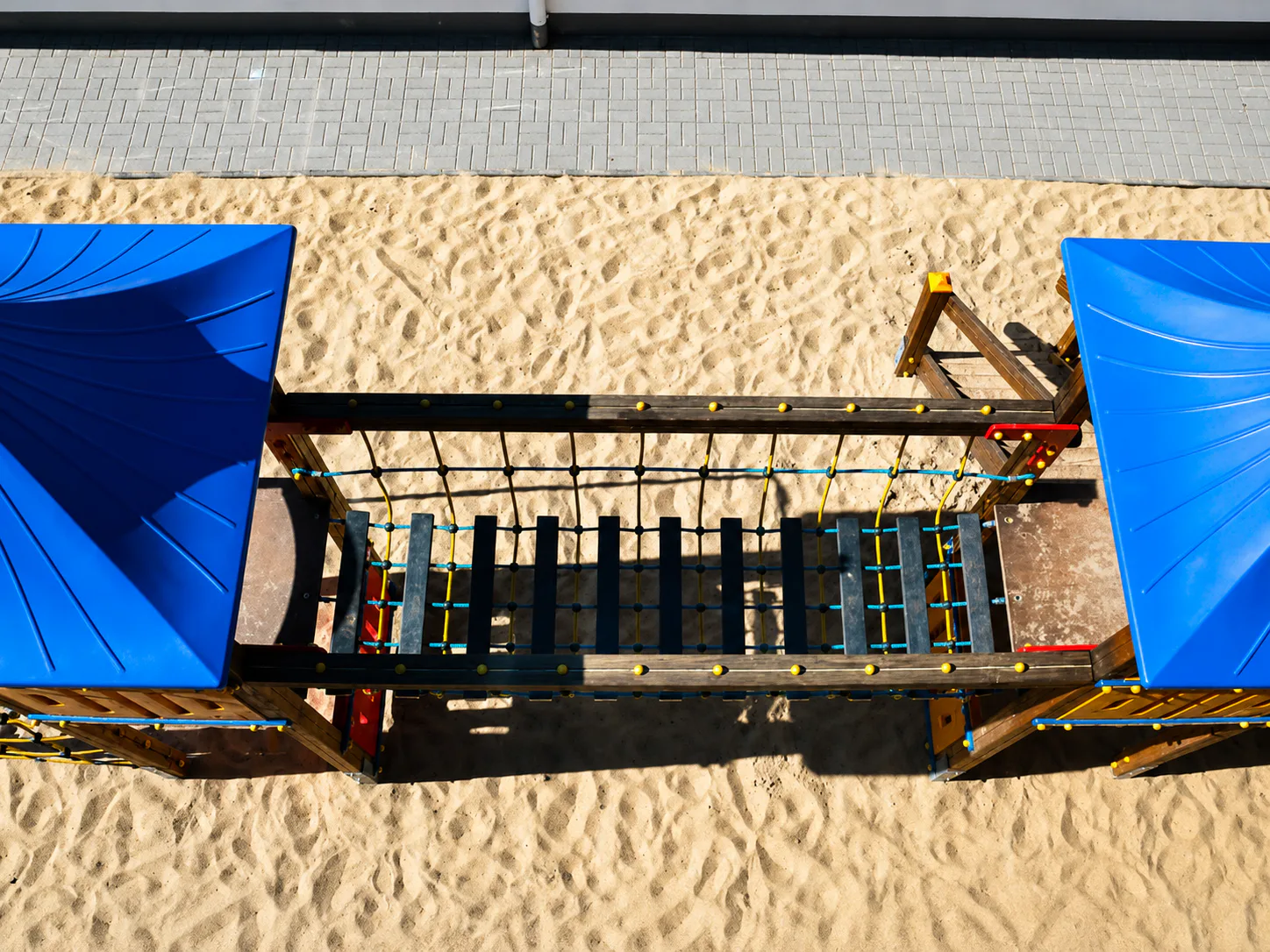 Kletterbrücke und Sandspielfläche aus der Vogelperspektive